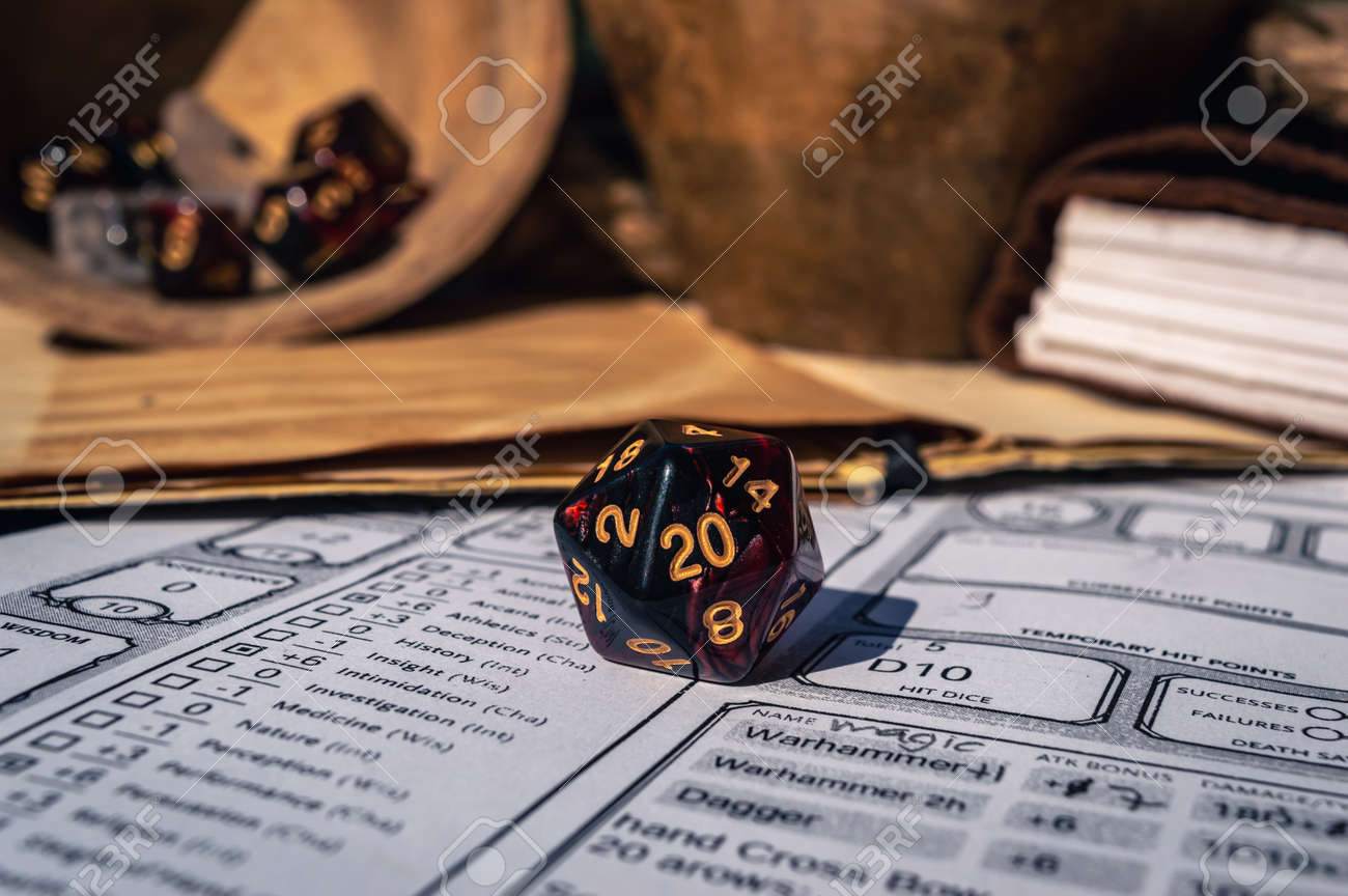 캐릭터 시트에 있는 20면체 게임 주사위의 클로즈업 이미지 로열티 무료 사진, 그림, 이미지 그리고 스톡포토그래피. Image  185572434