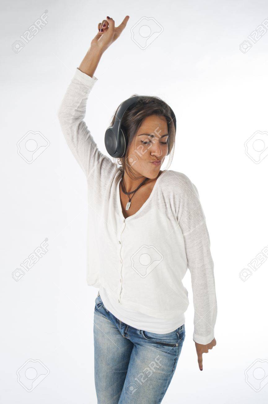 Retrato De Tres Cuartos De La Mujer Joven Con Ropa Casual, En El ... Retrato De Tres Cuartos De La Mujer Joven Con Ropa Casual, En El ...