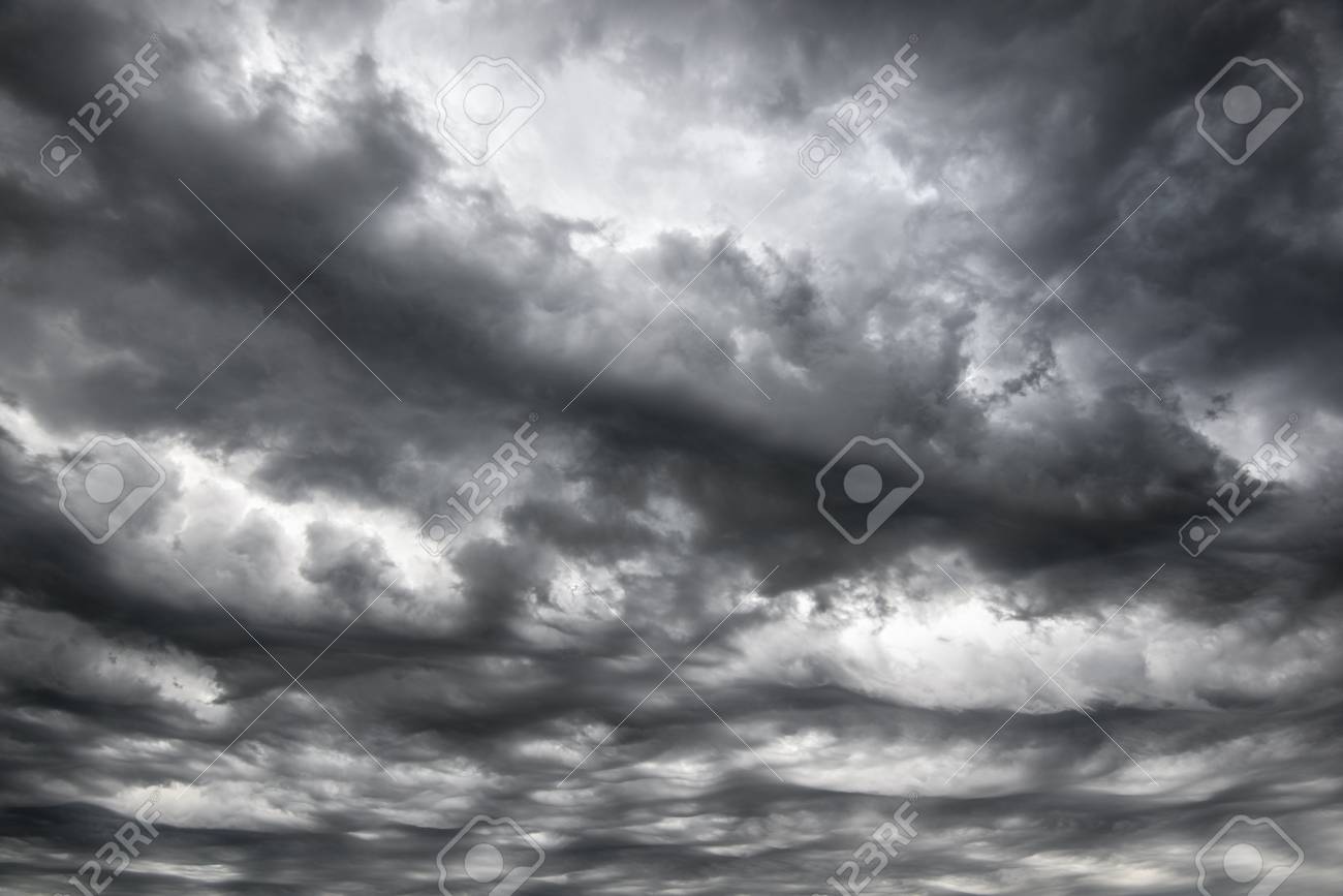 暗い灰色の重い雲に劇的な嵐の空 折り返し 生地 背景 アパレル 暗い灰色の重い雲に劇的な嵐の空 折り返し 生地 背景 アパレル
