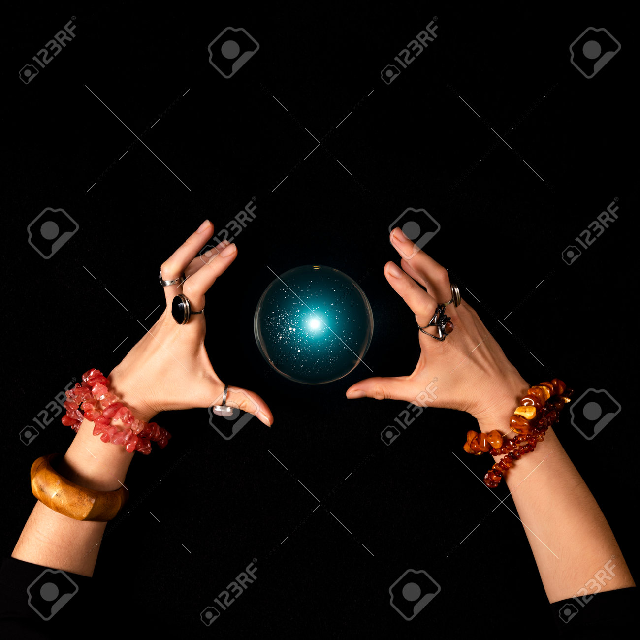 점쟁이나 마녀의 손과 어두운 배경 할로윈 마술과 트릭 개념에 고립된 빛나는 마법의 공 로열티 무료 사진, 그림, 이미지 그리고  스톡포토그래피. Image 176249238