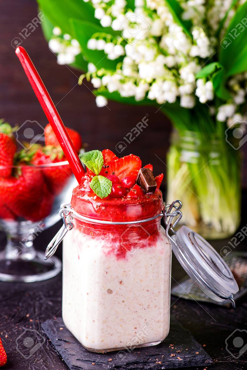Healthy overnight oats with strawberry in glass canning jars - 58050367 Healthy overnight oats with strawberry in glass canning jars - 58050367