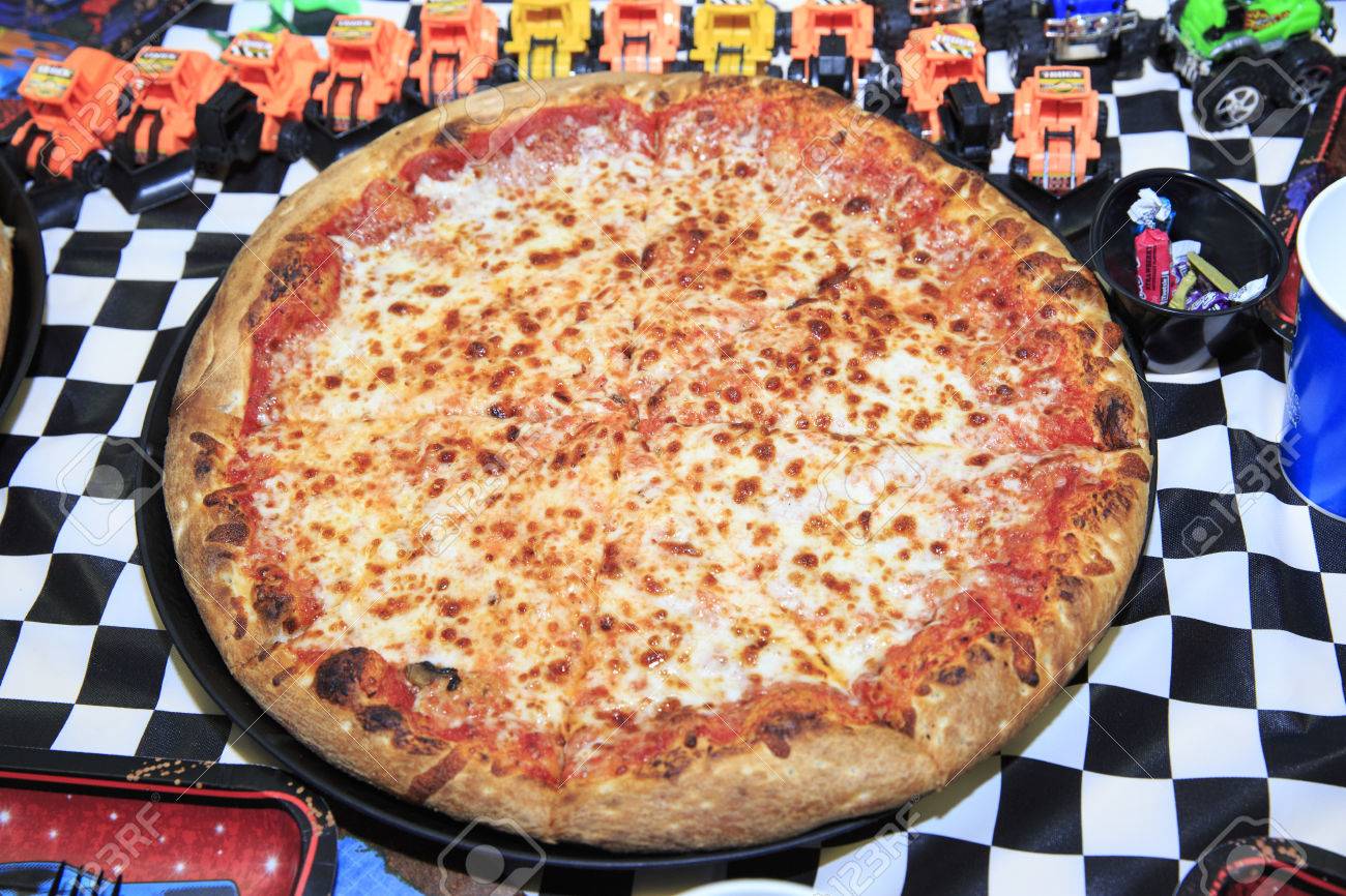 Pizza Pour Une Fete D Anniversaire Banque D Images Et Photos Libres De Droits Image Pizza Pour Une Fete D Anniversaire Banque D Images Et Photos Libres De Droits Image