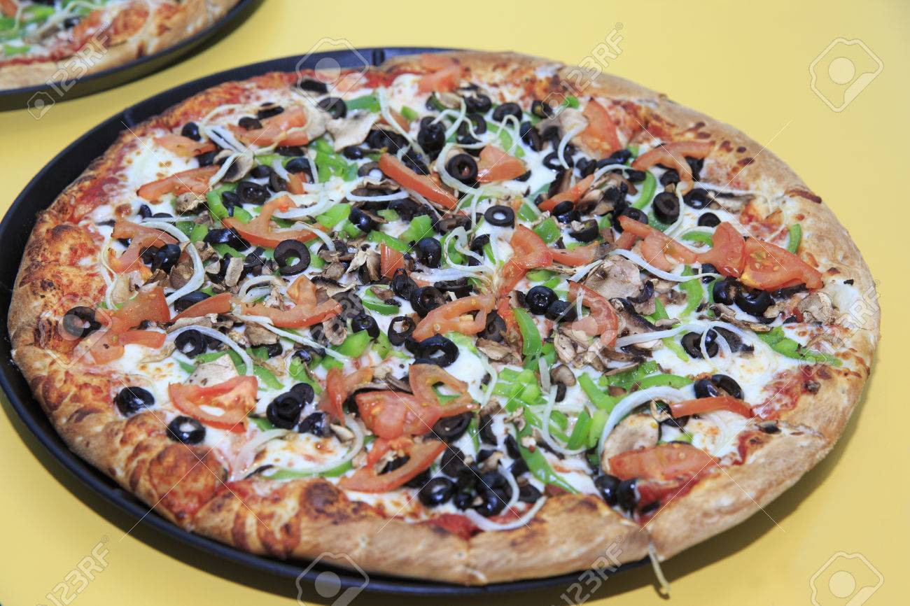 Pizza Vegetarienne Avec Differents Legumes Pour Une Fete D Anniversaire Banque D Images Et Photos Libres De Droits Image Pizza Vegetarienne Avec Differents Legumes Pour Une Fete D Anniversaire Banque D Images Et Photos Libres De Droits Image