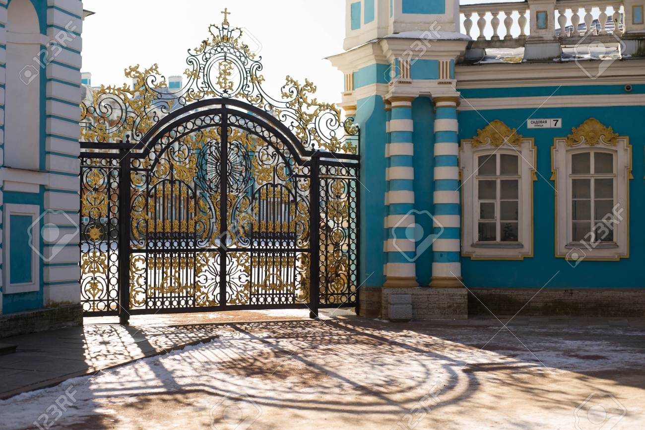 Tsarskoe 公園 ロシアのエカテリーナ宮殿の黄金の門 の写真素材 画像素材 Image