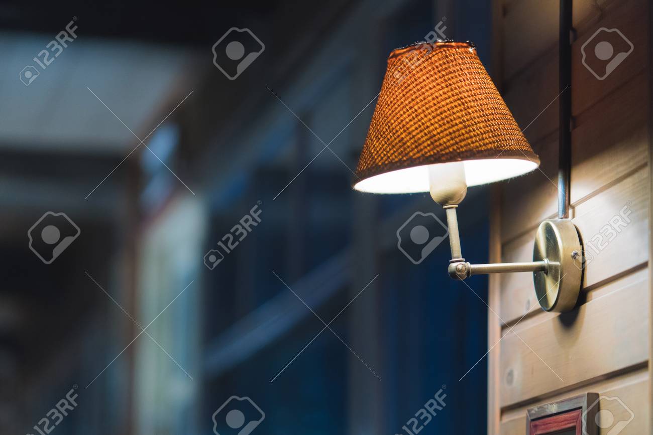 Plafoniere Da Soffitto Vintage : Parete decorata in un caffè cornici vuote sul muro lampade vintage