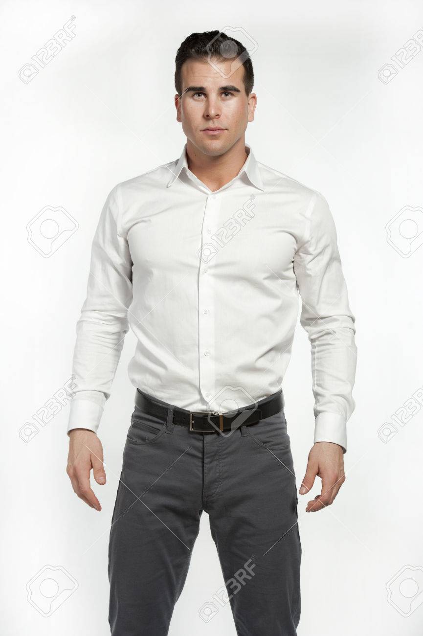 pantalon negro con camisa blanca hombre
