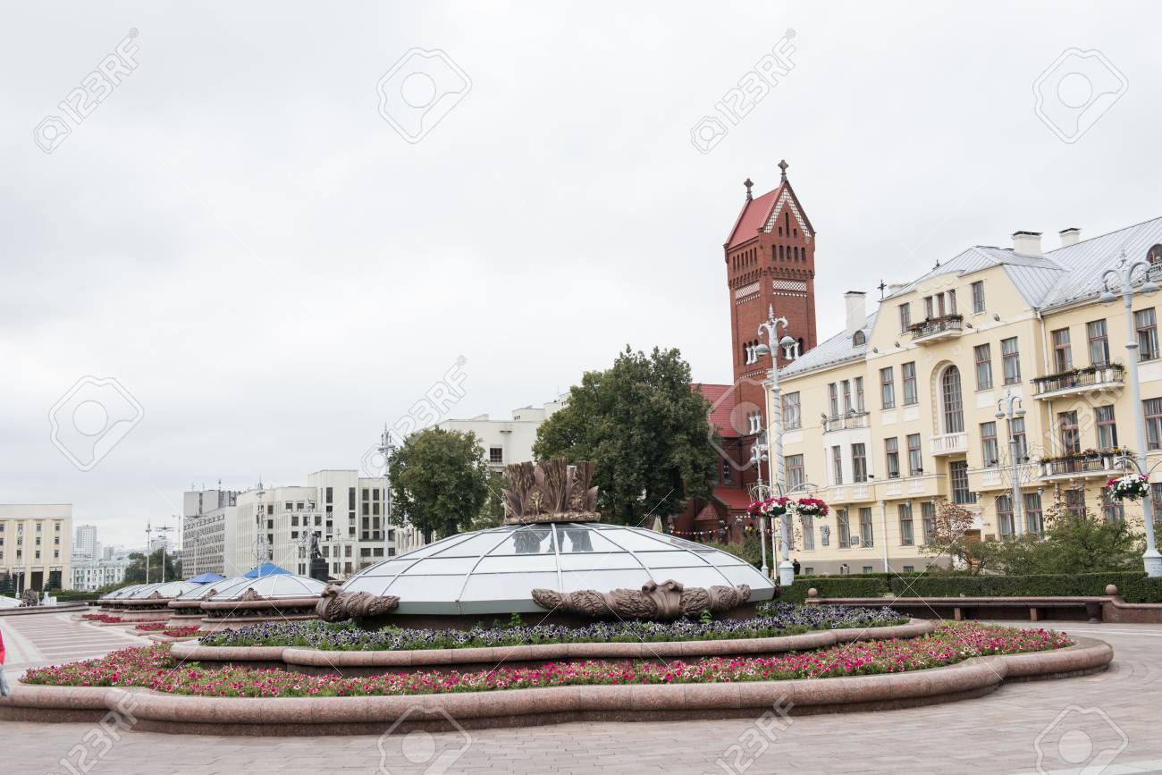Nezalezhnascy Platz Im Zentrum Von Minsk Belarus Mit Historischen Rote Kirche Und Kgb Gebaude In Seinem Hintergrund Der Schone Park Und Die Denkmaler Machen Sie Verzaubert Fuhlen Lizenzfreie Fotos Bilder Und Stock Fotografie Nezalezhnascy Platz Im Zentrum Von Minsk Belarus Mit Historischen Rote Kirche Und Kgb Gebaude In Seinem Hintergrund Der Schone Park Und Die Denkmaler Machen Sie Verzaubert Fuhlen Lizenzfreie Fotos Bilder Und Stock Fotografie