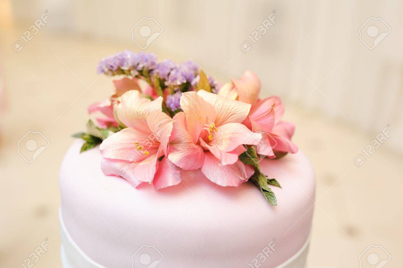 Gateau De Mariage Decore De Fleurs De Lys Roses Banque D Images Et Photos Libres De Droits Image Gateau De Mariage Decore De Fleurs De Lys Roses Banque D Images Et Photos Libres De Droits Image