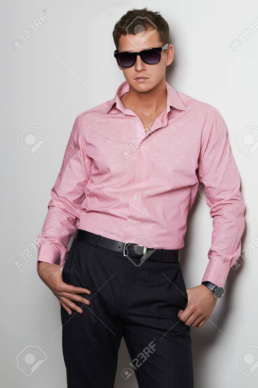 サングラスでピンクの T シャツとトレンディな Glasses Handsome 男でセクシーな男の子 の写真素材 画像素材 Image