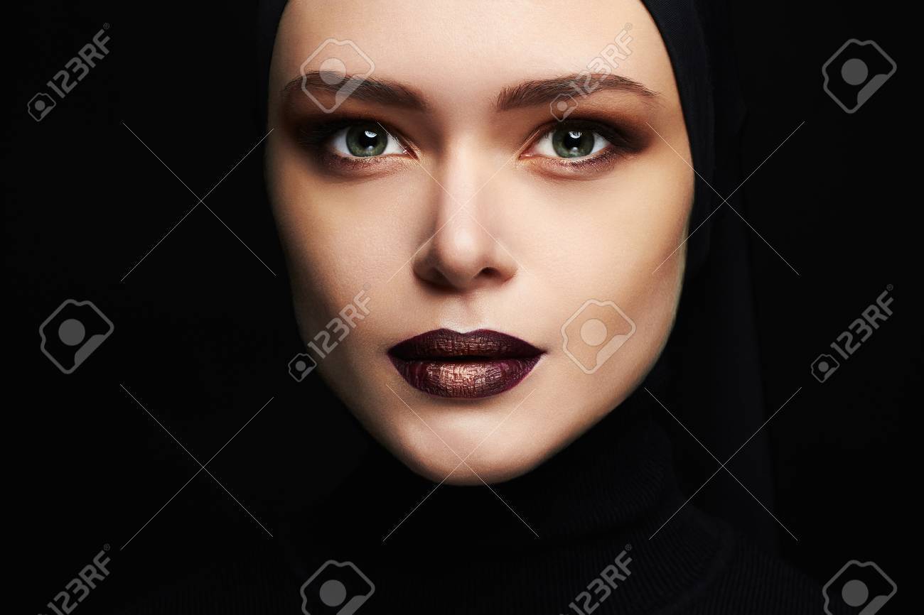 美人顔 Up Fashion イスラム教徒の女性と Mask Beauty の女の子と の写真素材 画像素材 Image
