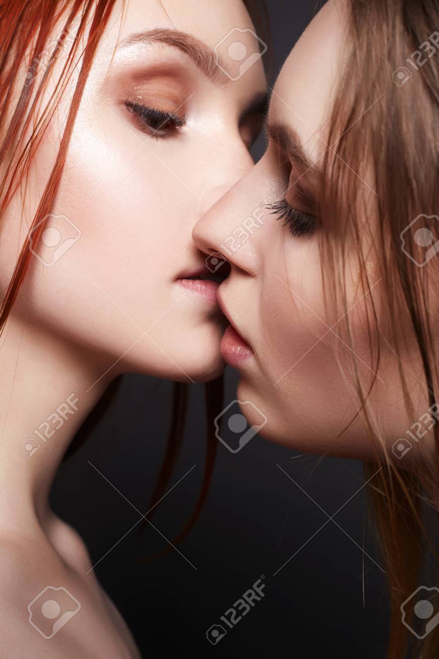 Zwei Madchen Kussen Sinnliches Kuss Von Kleinen Schonen Frauen Lizenzfreie Fotos Bilder Und Stock Fotografie Image 94524497