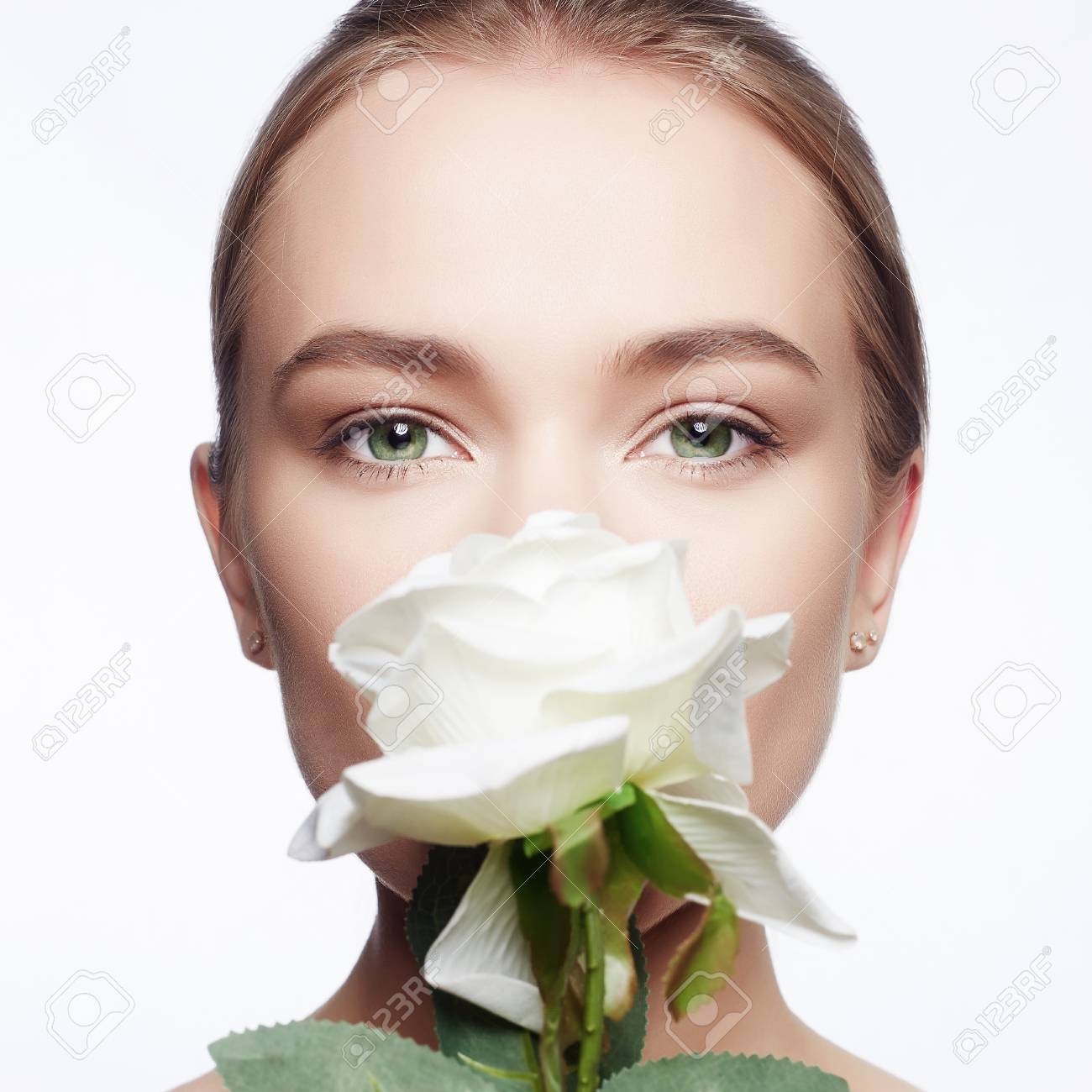 花を持つ美しい女性 白バラの花を持つ女の子の美しさの肖像画 清潔な顔 ケア の写真素材 画像素材 Image 9675