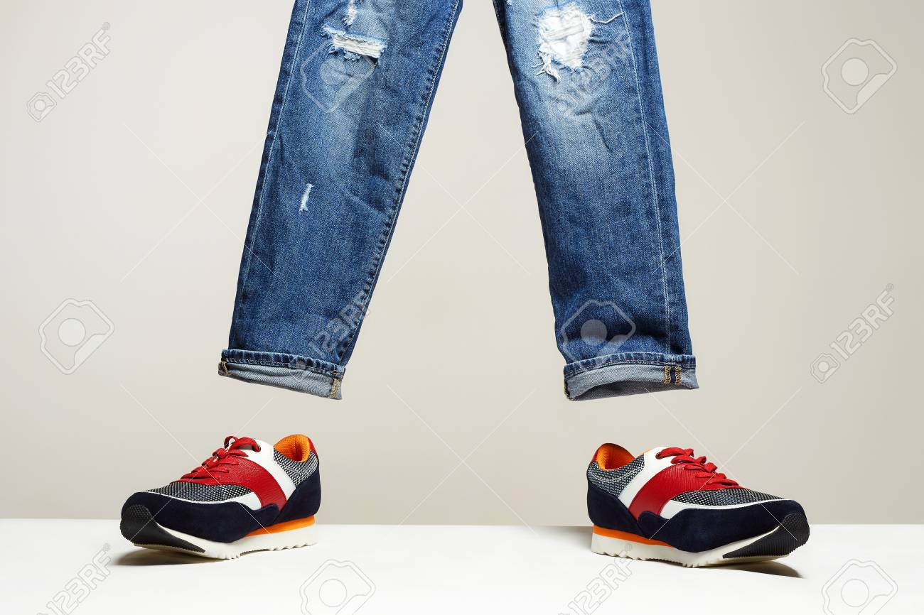 men's fashion sneakers with jeans