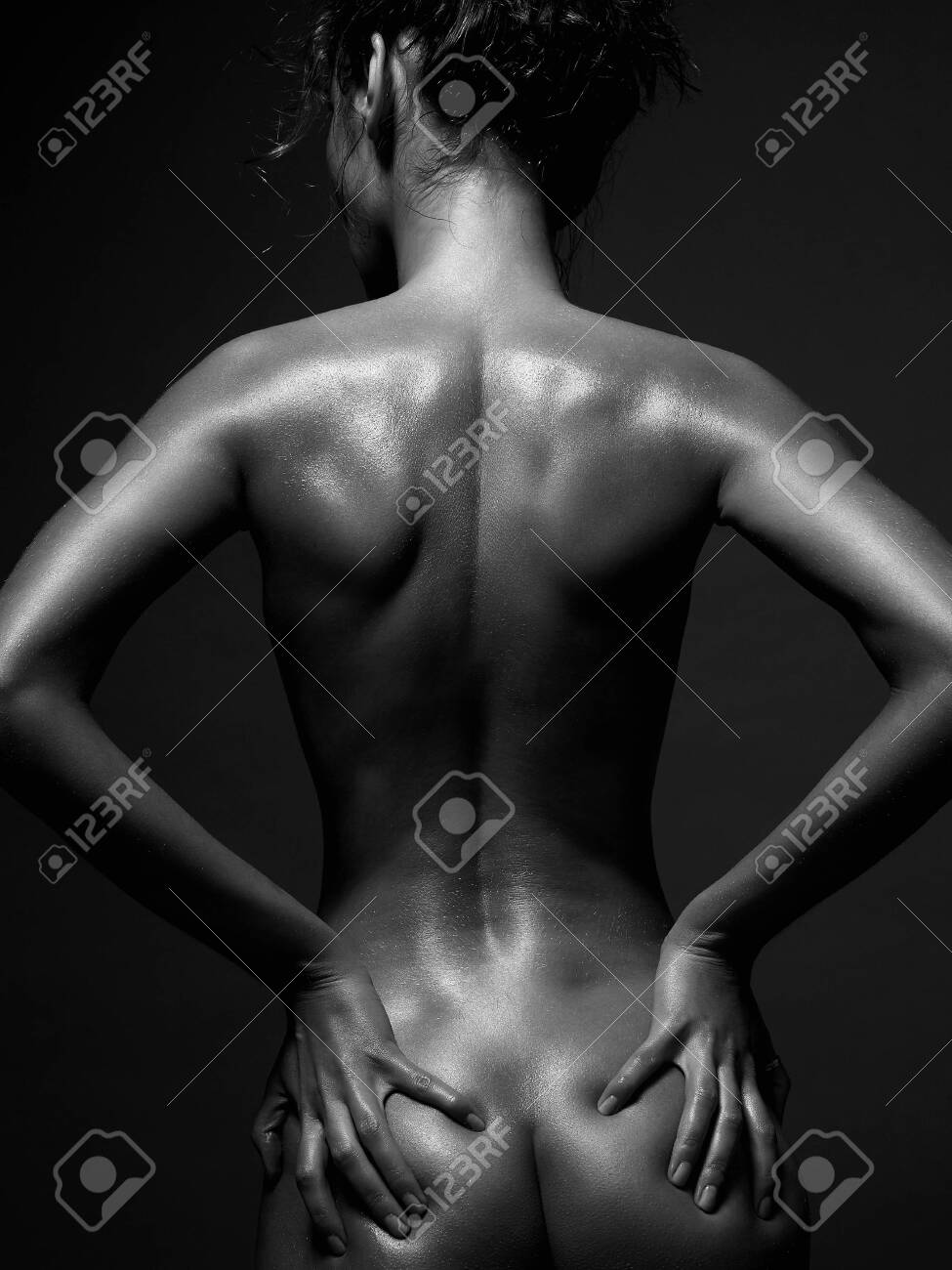Chica Desnuda En Estudio. Mujer Desnuda De Vuelta En La Oscuridad. Hermosa  Espalda Femenina Fotos, retratos, imágenes y fotografía de archivo libres  de derecho. Image 122955524