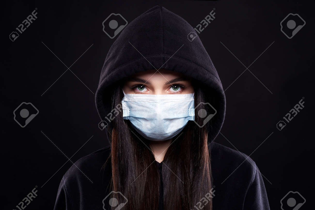 Mujer Con Máscara Y Capucha. Chica En Medicina Máscara Y Sudadera Con Capucha. Epidemia Covid-19 Fotos, Imágenes Y Fotografía De Archivo Libres De Derecho. 177170495.
