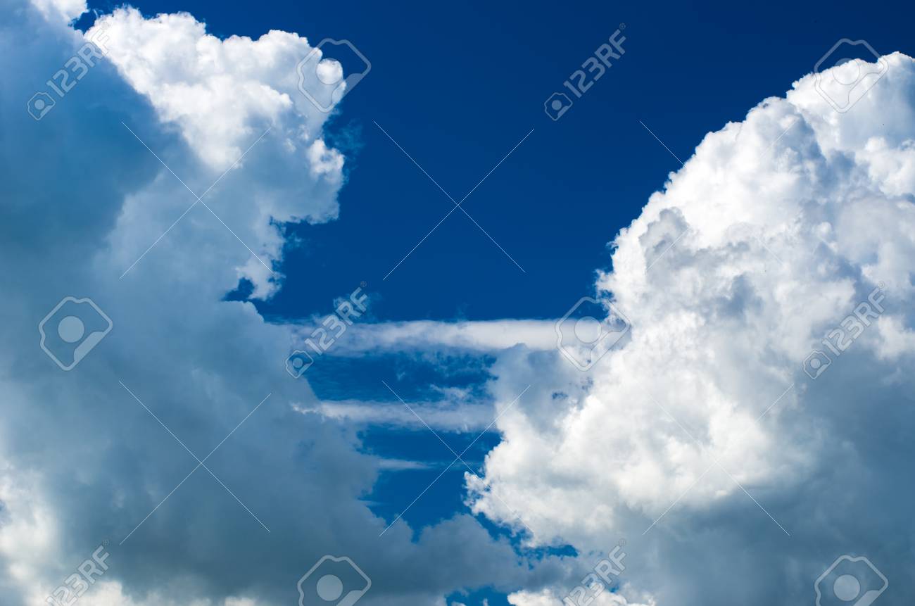 青い空を背景に明るい絵のような白い雲のパノラマ ビュー の写真素材 画像素材 Image 青い空を背景に明るい絵のような白い雲のパノラマ ビュー の写真素材 画像素材 Image