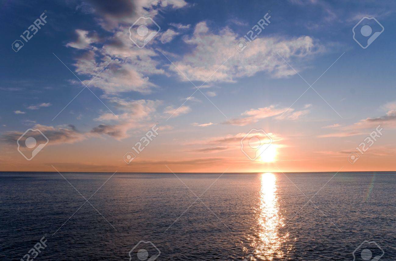 Tot Le Matin Sur La Mer Paysage Avec Soleil Levant Et Les Ondes Qui Traversent Banque D Images Et Photos Libres De Droits Image