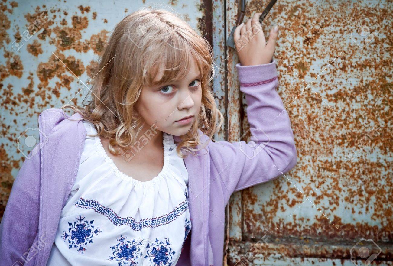 小さな金髪ロシア美少女のポートレート クローズ アップ の写真素材 画像素材 Image