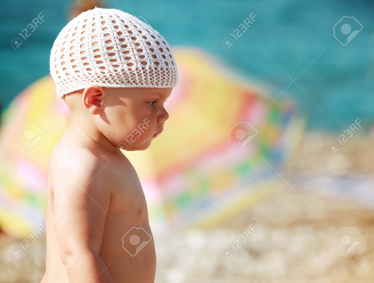 Outdoor Profil été Portrait De Race Blanche De Petite Fille En Chapeau Blanc Sur La Plage