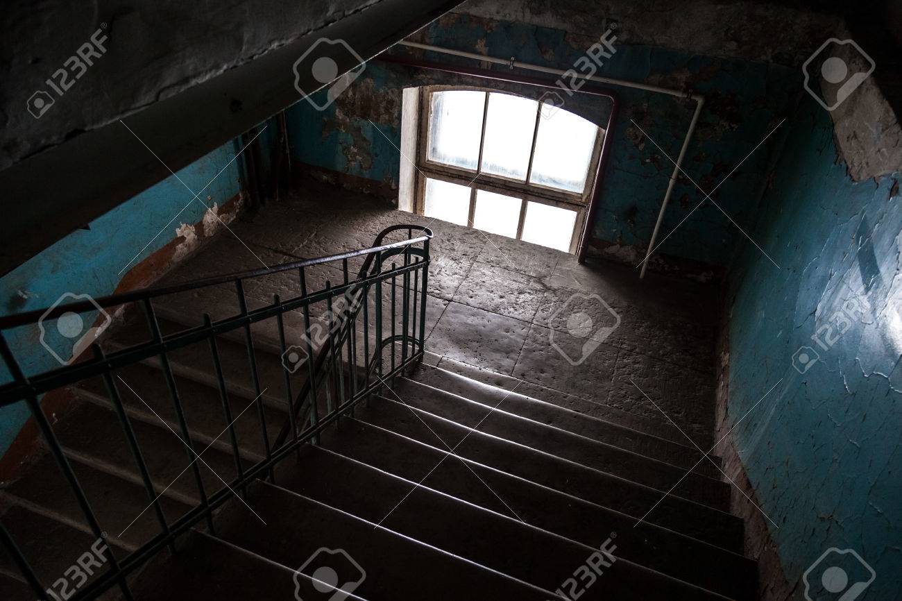 古い生活の家 サンクトペテルブルグ ロシアで暗い放棄された階段インテリア の写真素材 画像素材 Image