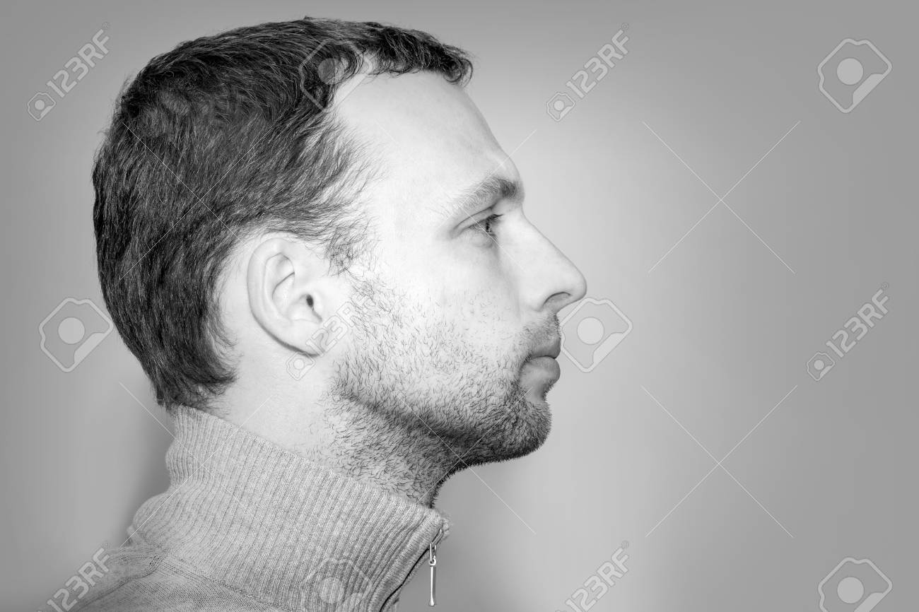 白人の若い男が横顔の肖像画を間近します の写真素材 画像素材 Image