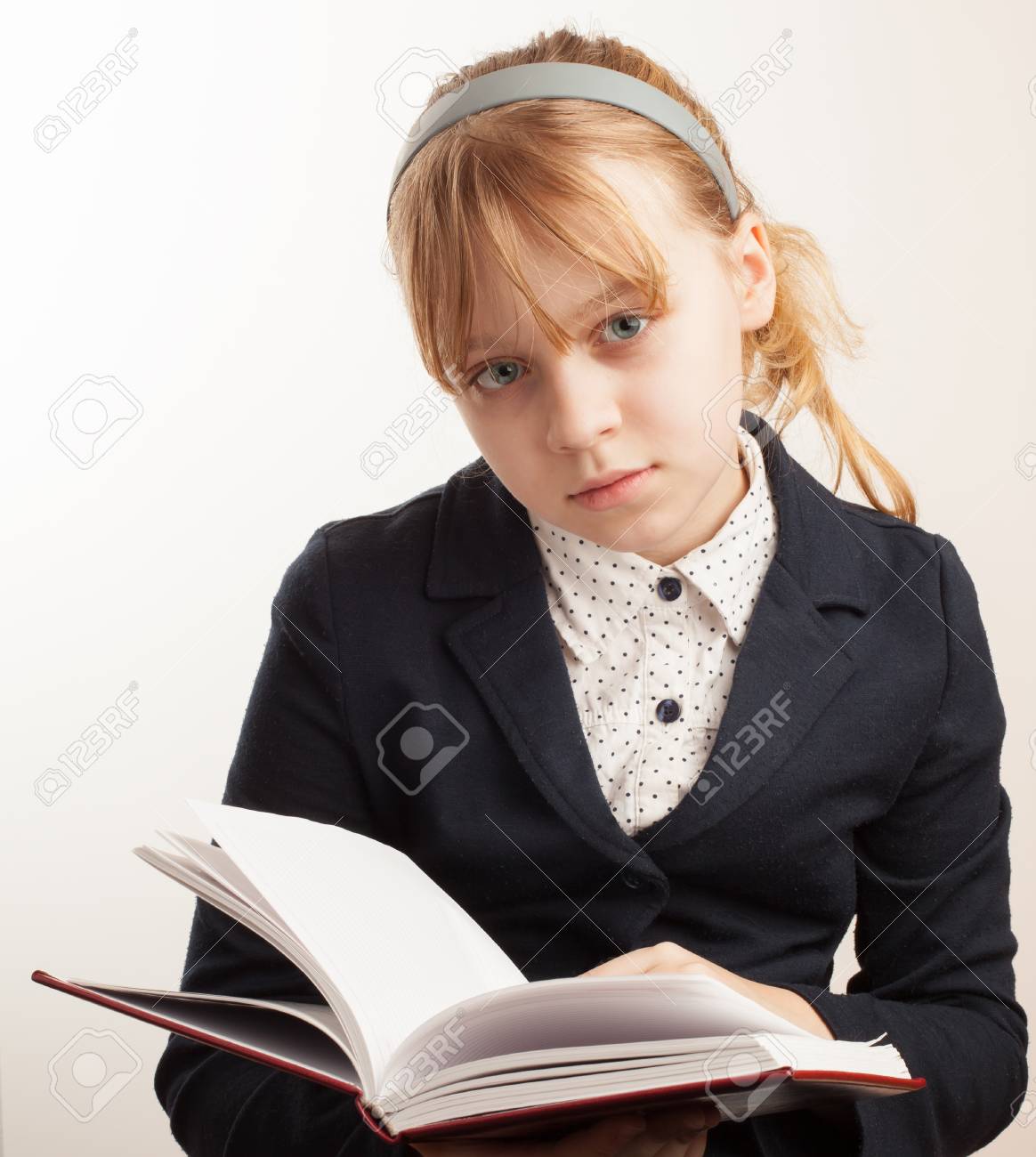 金髪白人女子高生本のポートレート クローズ アップ の写真素材 画像素材 Image