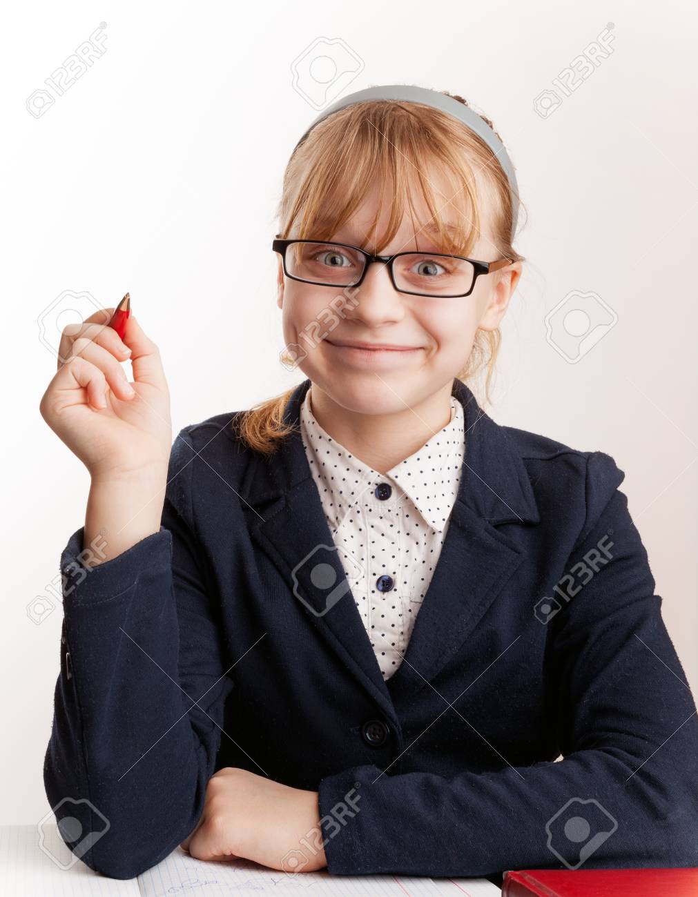 ペンを保持している小さな金髪メガネ女子高生 の写真素材 画像素材 Image 1432