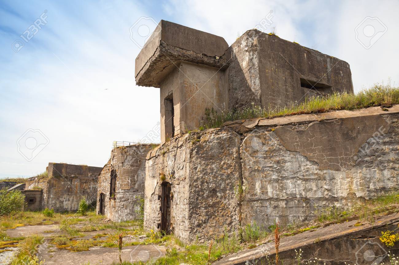 Ancien Bunker En Beton De Periode Seconde Guerre Mondiale Ile Totleben Fort Golfe De Finlande De Russie Banque D Images Et Photos Libres De Droits Image 32754420