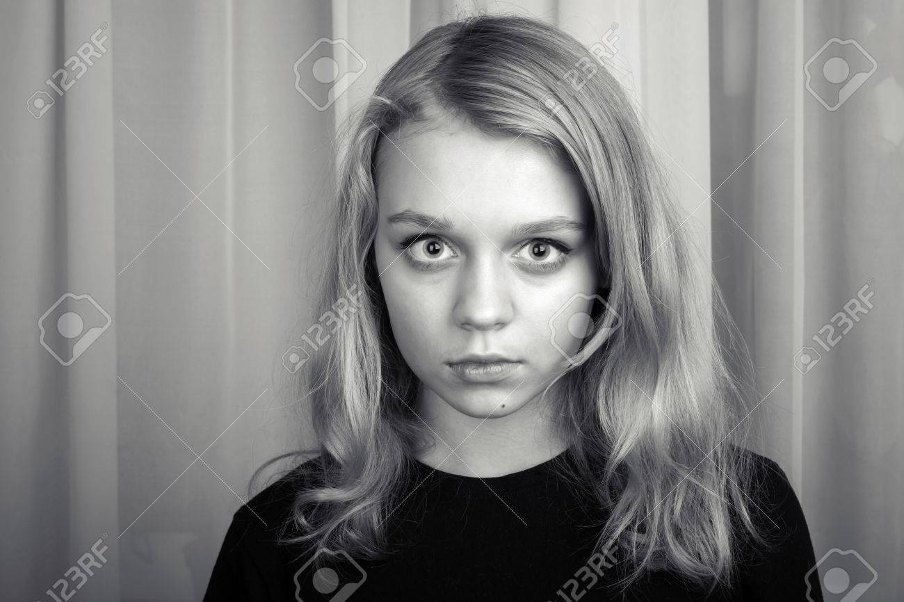 深刻な金髪白人少女 モノクロ スタジオ ポートレート の写真素材 画像素材 Image