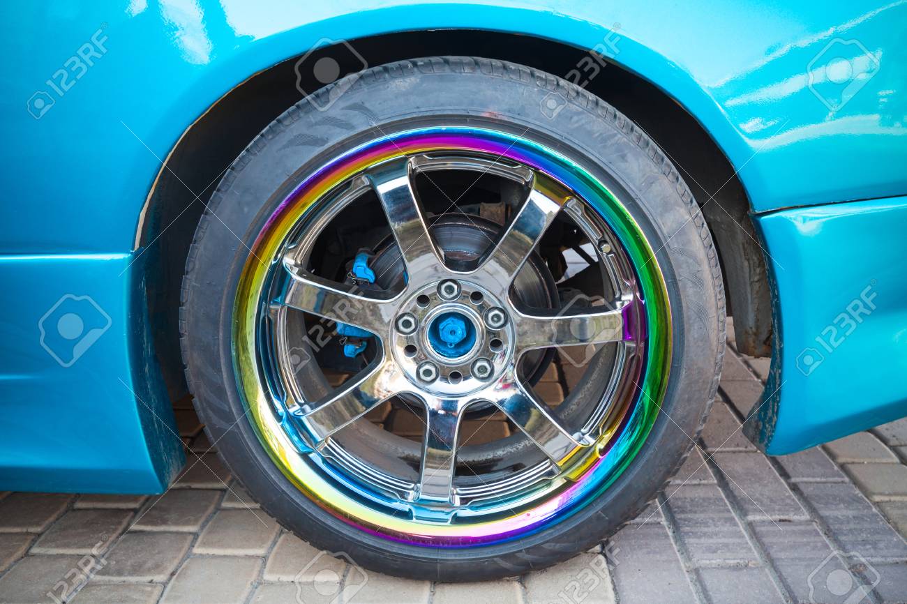 カラフルな金属ディスクのクローズ アップ写真のホイールと現代の青いスポーツ車フラグメント の写真素材 画像素材 Image カラフルな金属ディスクのクローズ アップ写真のホイールと現代の青いスポーツ車フラグメント の写真素材 画像素材 Image