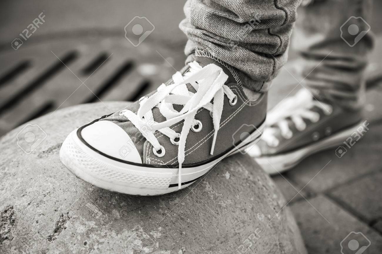 Blanc UrbainePhoto Noir Shallow Thème Nouvelles Au Point De MarqueLe Sélective Dof La Et Mise Marche En Chaussures Avec WIYEDH92