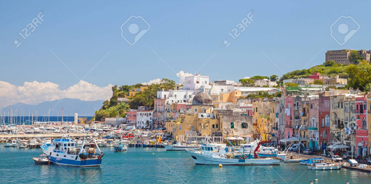 カラフルな家と小さな沿岸のイタリアの町の街並み ポートのプローチダ島 ナポリ湾 イタリア の写真素材 画像素材 Image カラフルな家と小さな沿岸のイタリアの町の街並み ポートのプローチダ島 ナポリ湾 イタリア の写真素材 画像素材 Image
