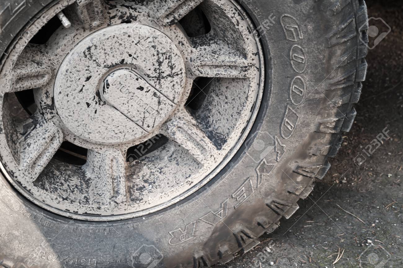 サンクトペテルブルク ロシア連邦 15 年 10 月 11 日 汚れたホイール ロゴタイプ ハマー H2 車フラグメント の写真素材 画像素材 Image