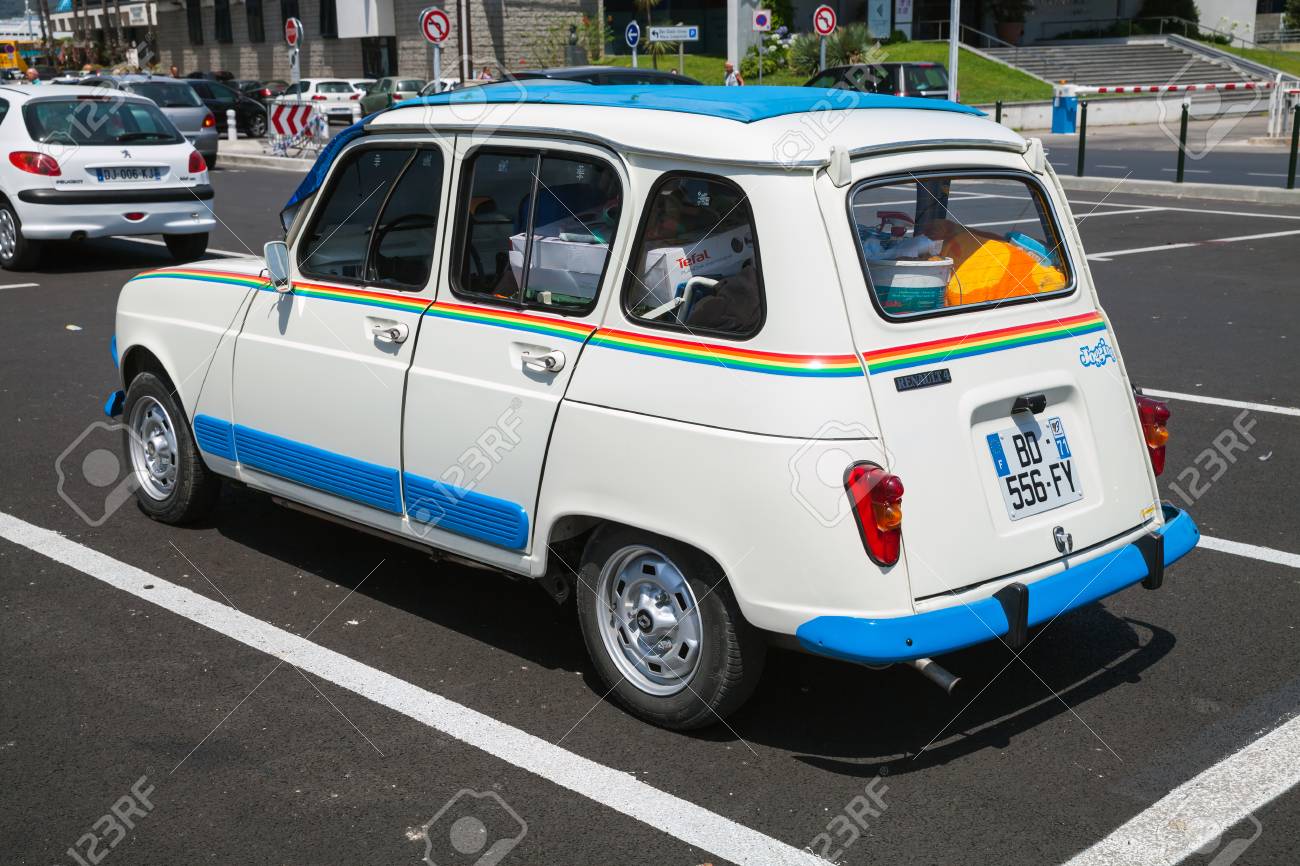 カラフルな装飾と白いルノー 4 レトロな都市の車がコルシカ島の駐車場に立っているアジャクシオ フランス 15 年 7 月 6 日 の写真素材 画像素材 Image