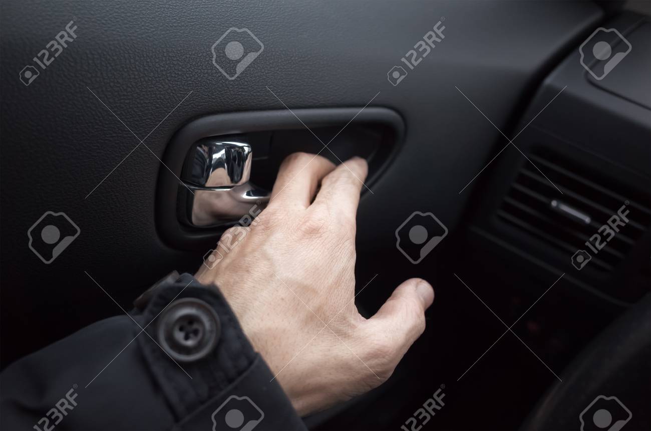 男性の手が開き内側ドアハンドル 現代車のインテリア の写真素材 画像素材 Image 男性の手が開き内側ドアハンドル 現代車のインテリア の写真素材 画像素材 Image