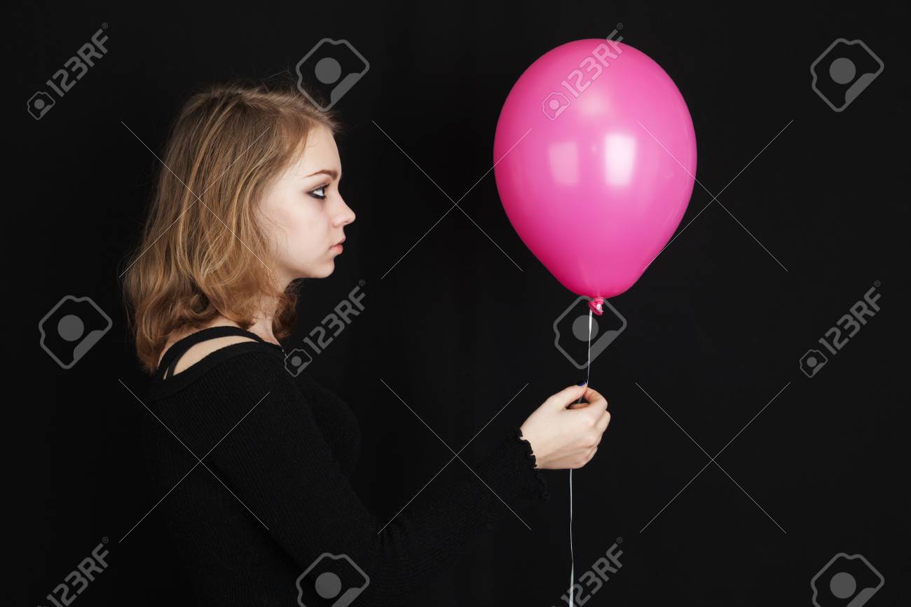 10 代の白人の横顔の肖像画をスタジオ黒背景にピンクの風船を持ったブロンド女の子 の写真素材 画像素材 Image
