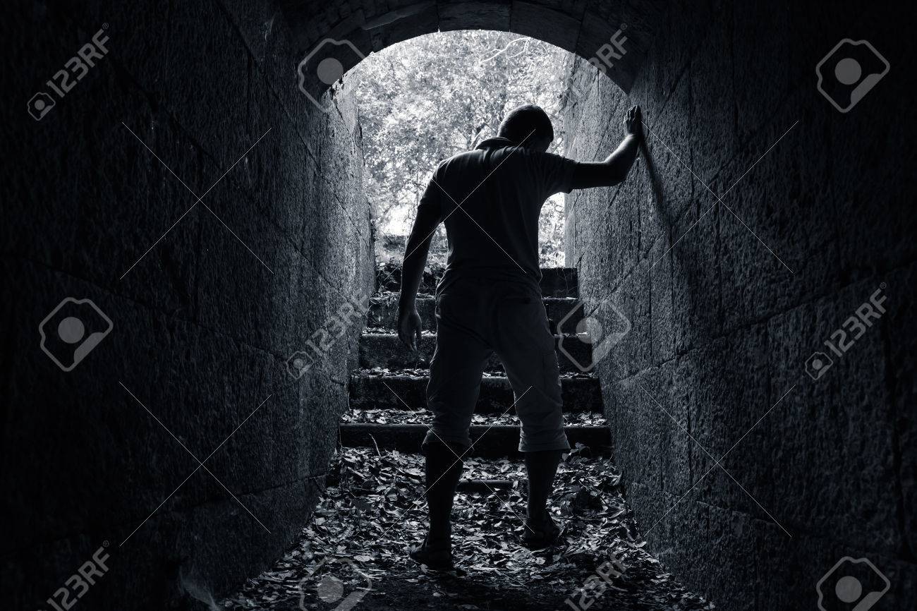 Jeune Homme Fatigue Quitte Tunnel En Pierre Sombre Avec Fin Incandescent Bleu Fonce Monochrome Photo Banque D Images Et Photos Libres De Droits Image Jeune Homme Fatigue Quitte Tunnel En Pierre Sombre Avec Fin Incandescent Bleu Fonce Monochrome Photo Banque D Images Et Photos Libres De Droits Image