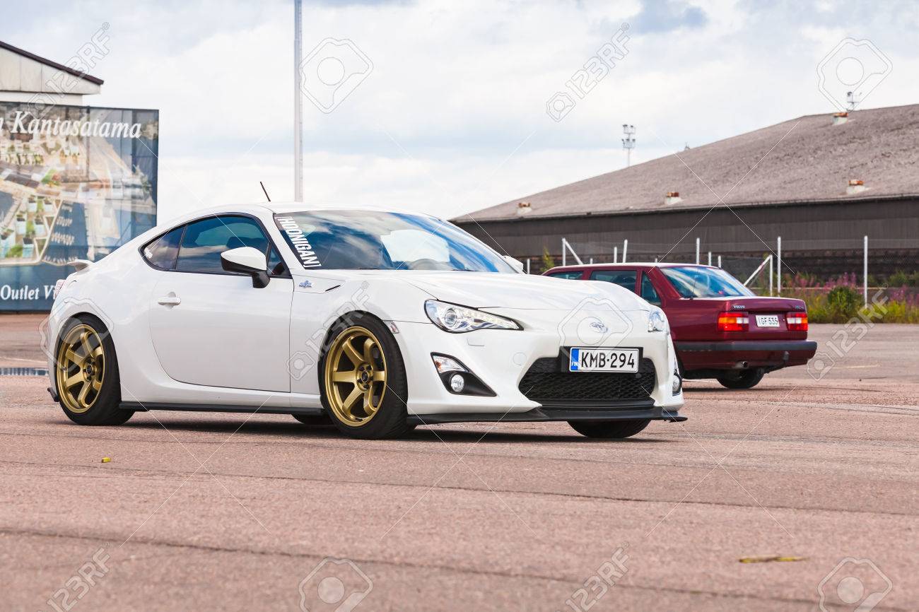 コトカ フィンランド 16 年 7 月 16 日 白トヨタ Gt86 は ヨーロッパの町の通りを行きます 86 はトヨタとスバルの共同開発 スポーツカー シリーズです の写真素材 画像素材 Image コトカ フィンランド 16 年 7 月 16 日 白トヨタ Gt86 は ヨーロッパの町の通りを行きます 86 はトヨタとスバルの共同開発 スポーツカー シリーズです の写真素材 画像素材 Image