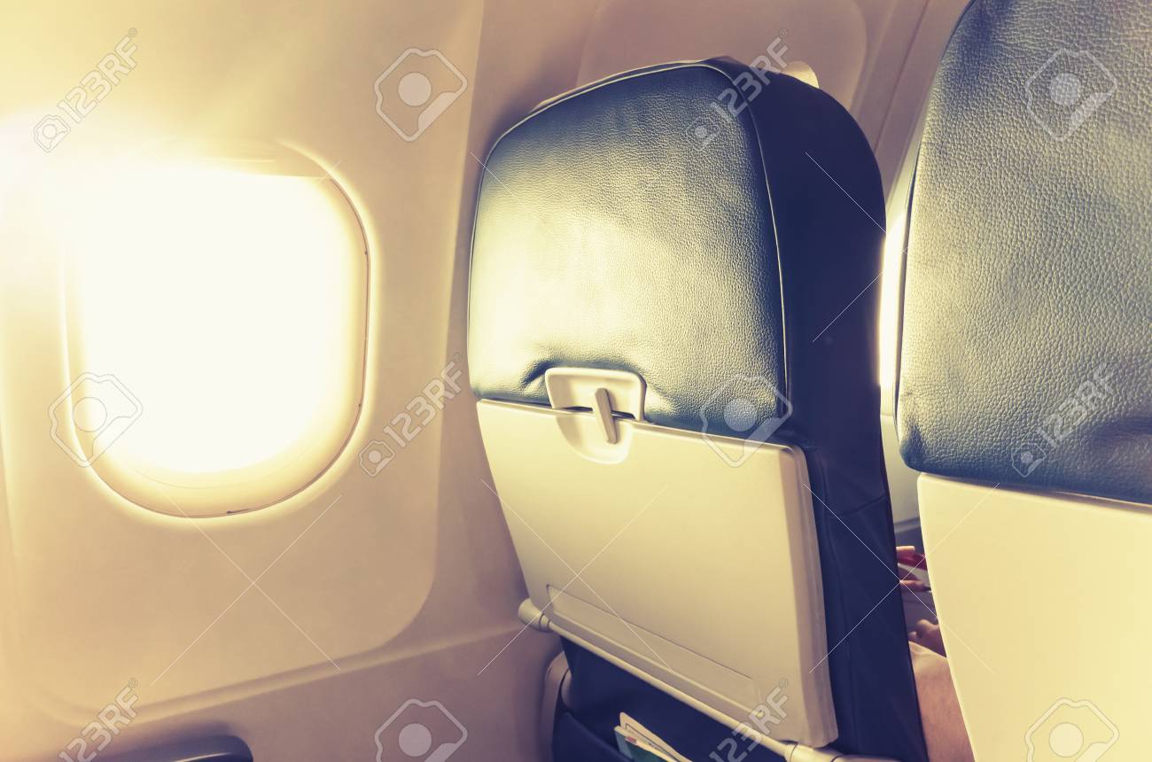 旅客飛行機インテリア フラグメント メイン キャビン椅子折りたたみテーブルと自然な日光のレンズフレアで舷窓を輝きます ビンテージの色調補正フィルター 温かみのある古いスタイルの写真効果 の写真素材 画像素材 Image 旅客飛行機インテリア フラグメント メイン キャビン椅子折りたたみテーブルと自然な日光のレンズフレアで舷窓を輝きます ビンテージの色調補正フィルター 温かみのある古いスタイルの写真効果 の写真素材 画像素材 Image