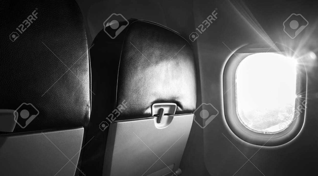 旅客飛行機インテリア フラグメント 折り畳み式のテーブルと自然な日光のレンズフレアと輝く舷窓とメイン キャビンの椅子 黒と白の写真 の写真素材 画像素材 Image 旅客飛行機インテリア フラグメント 折り畳み式のテーブルと自然な日光のレンズフレアと輝く舷窓とメイン キャビンの椅子 黒と白の写真 の写真素材 画像素材 Image