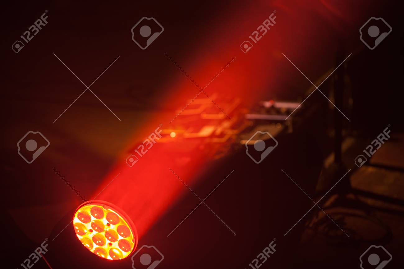 赤ビーム 舞台照明装置 高輝度 Led スポット ライト の写真素材 画像素材 Image