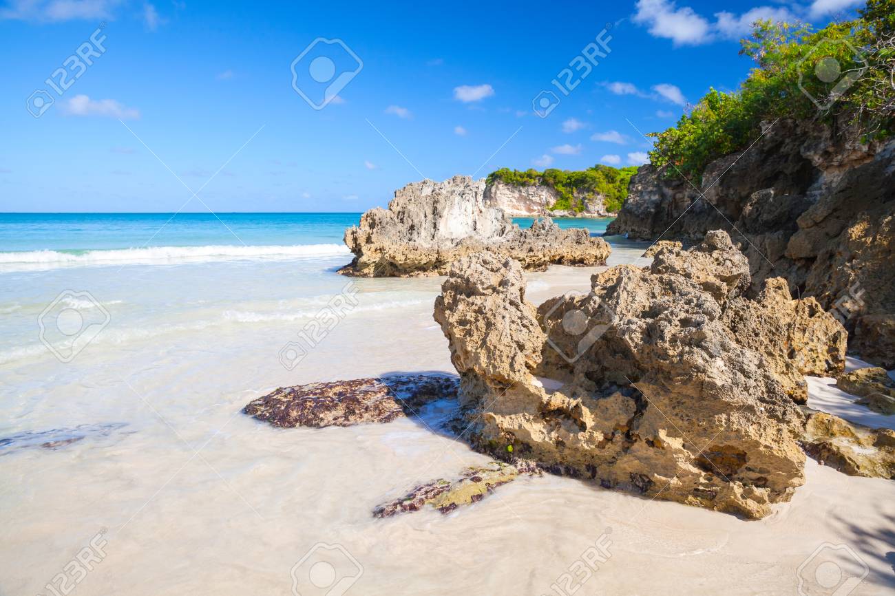 マカオ ビーチ イスパニョーラ島 ドミニカ共和国の人気のある観光リゾートの海岸の石 の写真素材 画像素材 Image