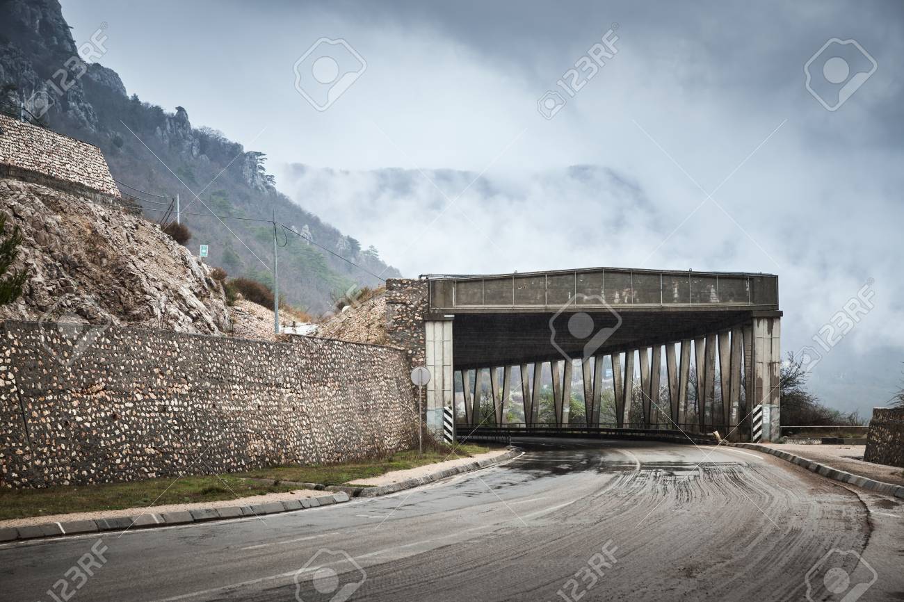 霧の雨の日のコンクリートのトンネル構造を持つ山岳道路 農村部の自動車旅行のテーマ の写真素材 画像素材 Image