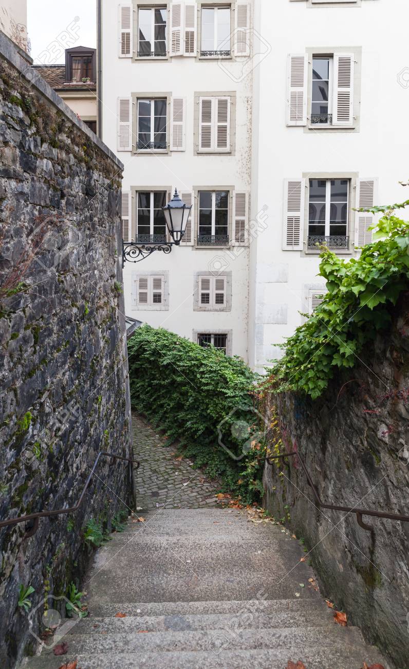 ジュネーブ スイス連邦共和国の旧市街 垂直のストリート ビューには石造りの階段とリビングの家 の写真素材 画像素材 Image