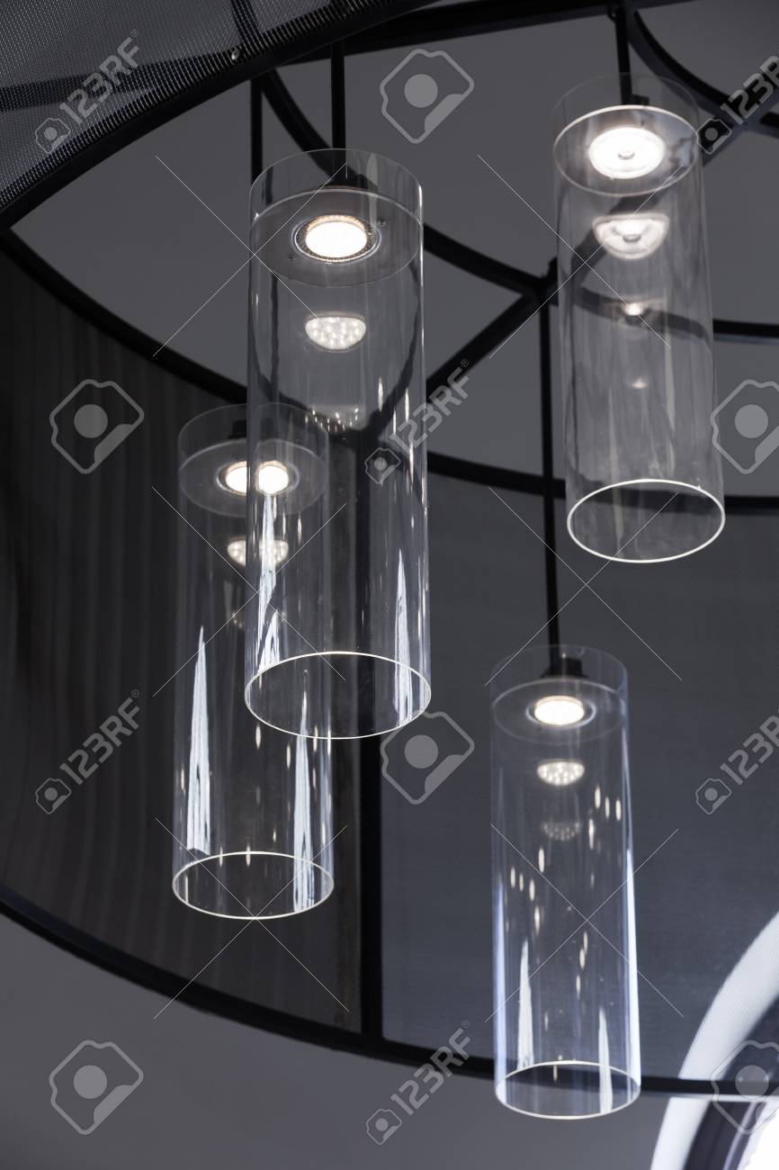 Interni dal design moderno, frammento verticale, lampadario con ... Lampadario design moderno
