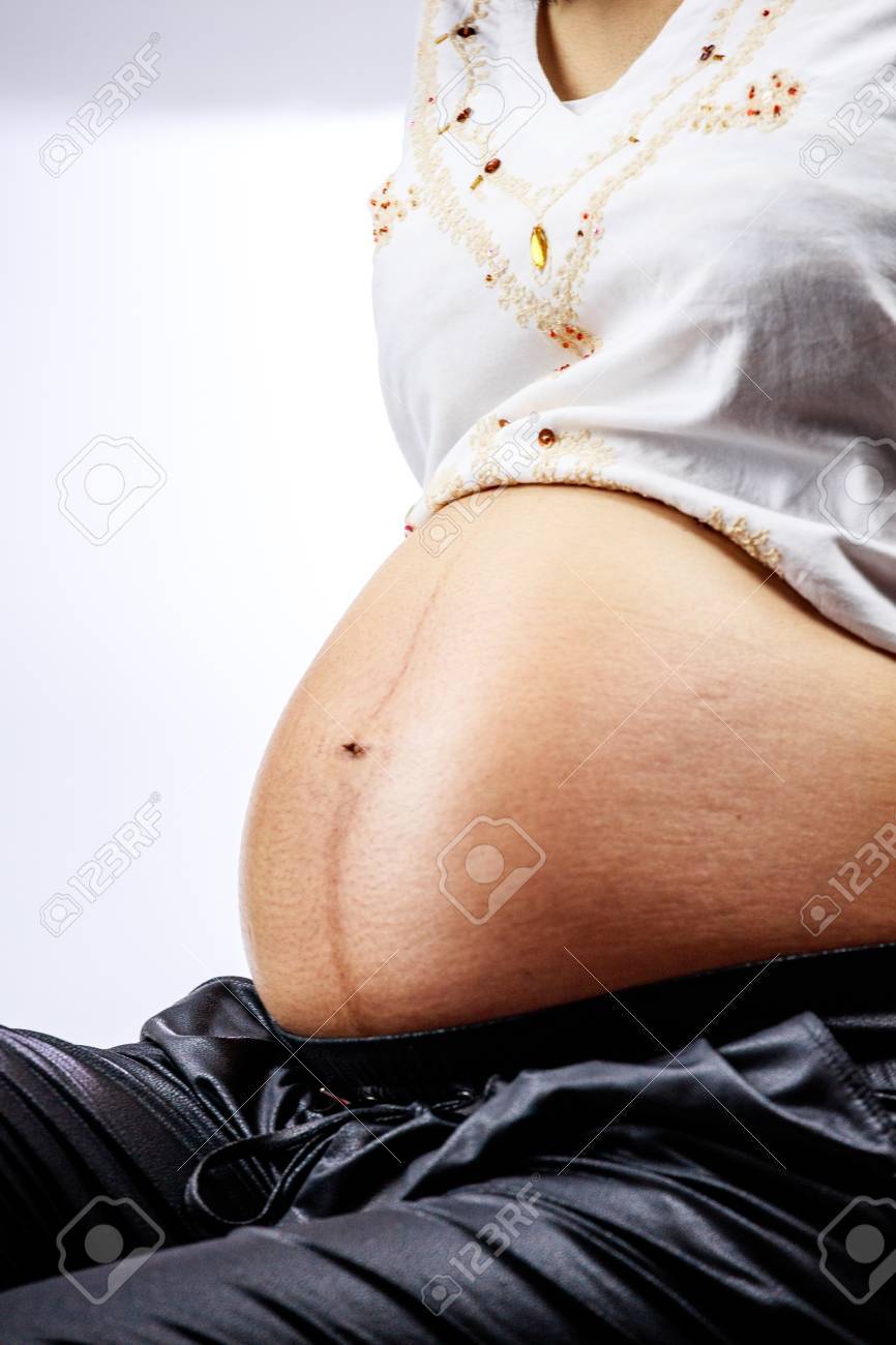 妊娠 9 ヶ月目の彼女の大きなお腹の妊婦 の写真素材 画像素材 Image