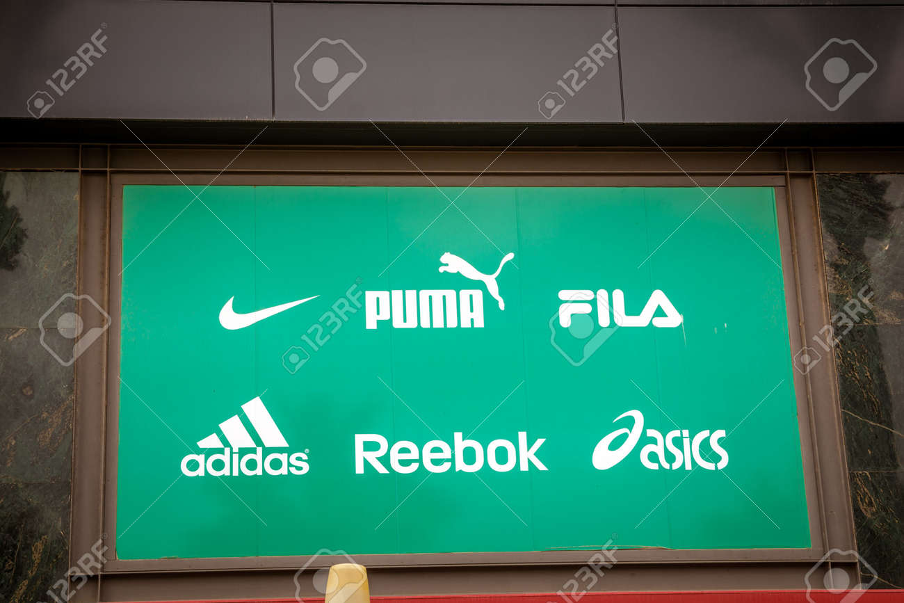 Roquetas De Mar, España; 23 De De 2021: Un Conjunto De Marcas Y Populares De Ropa Deportiva Firma El Logotipo En Un Complejo Comercial Fotos, Retratos, Imágenes Y Fotografía De