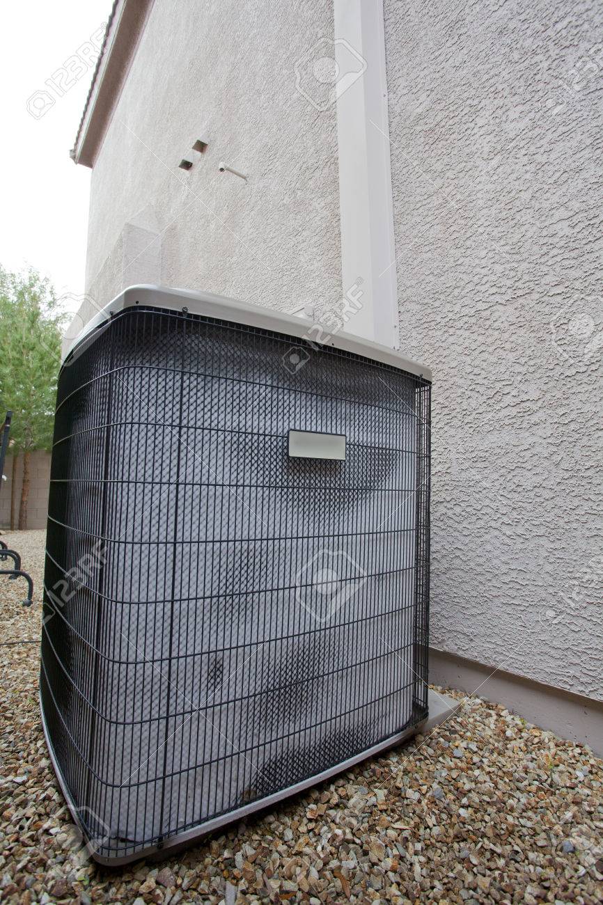 Air Conditionné Unité Déchange De Chaleur à Compresseur Externe également Dénommé Pompe à Chaleur Couverte De Gelée Blanche Dans La Cour Le Matin