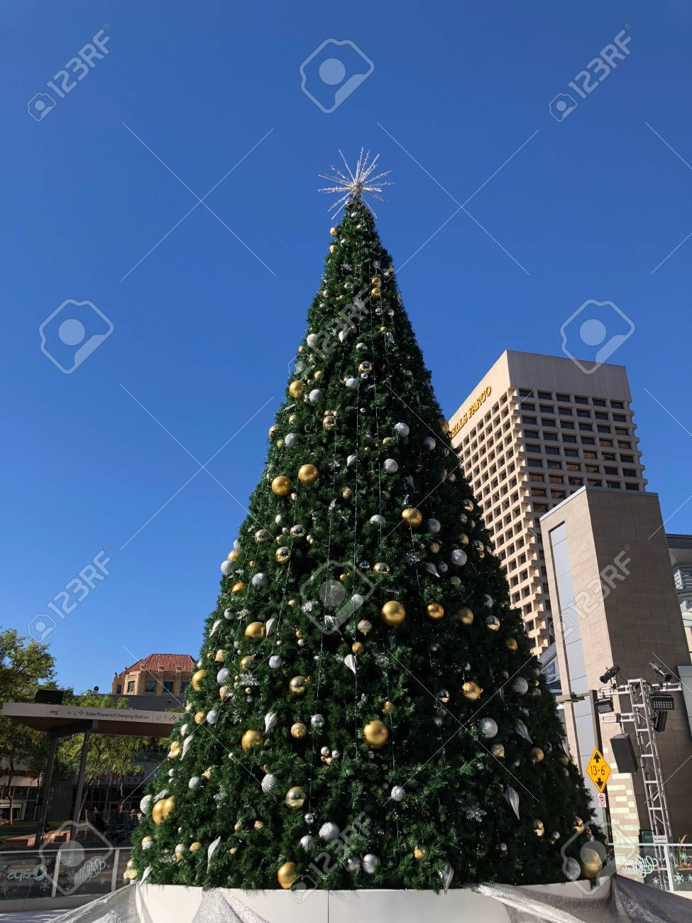 Immagini Natale Usa.Immagini Stock Phoenix Az Usa 5 Gennaio 2017 Albero Di Natale Ancora In Piedi A Gennaio Per Celebrare Le Festivita Natalizie Nel Centro Di Arizona La Capitale Di Phoenix Image 93673015