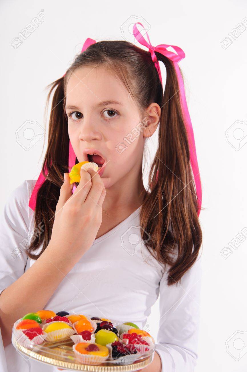 女の子がケーキを食べる の写真素材 画像素材 Image